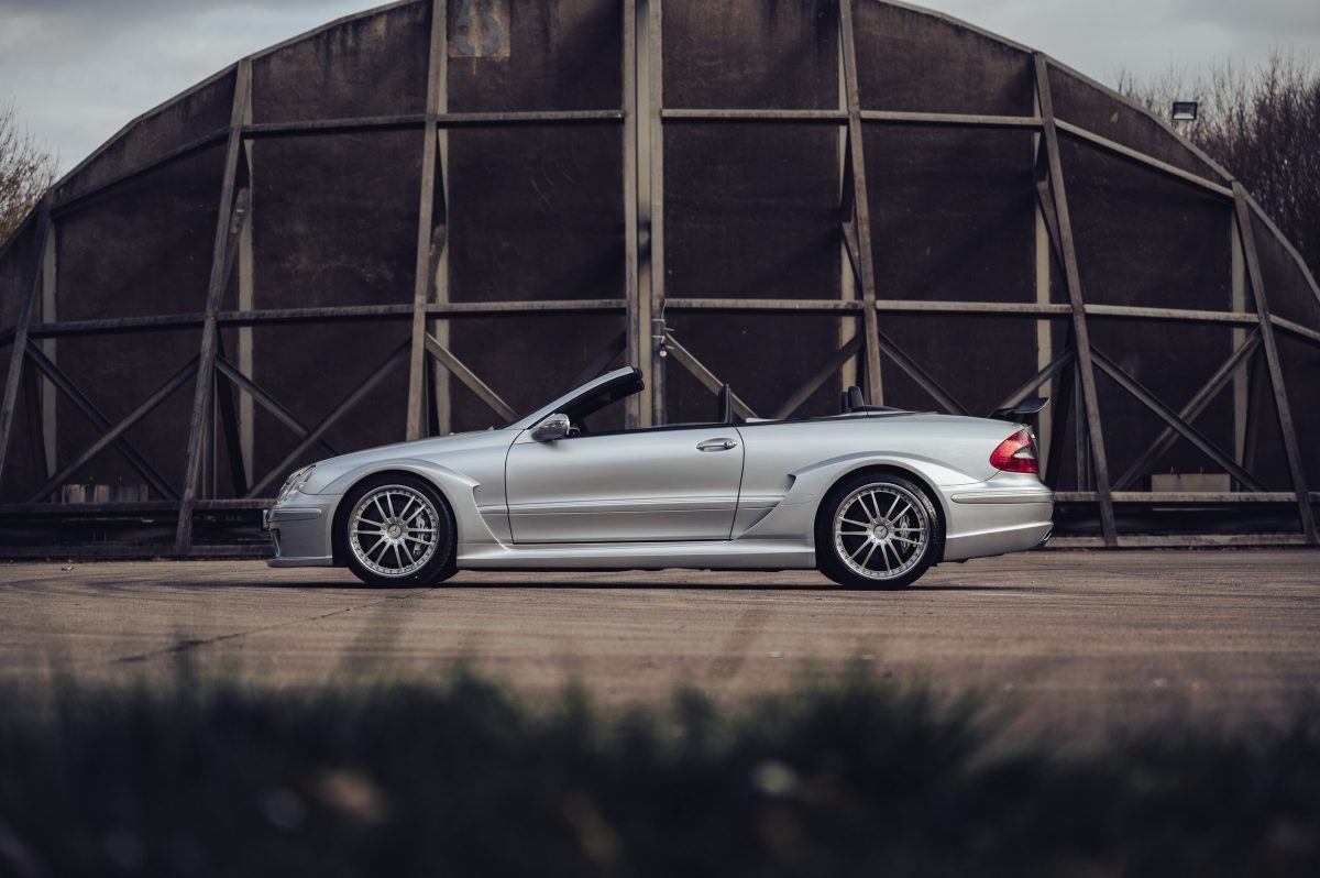 Безумство від AMG: рідкісний кабріолет Mercedes CLK DTM з мінімальним пробігом оцінили у $650 000 - фото 4