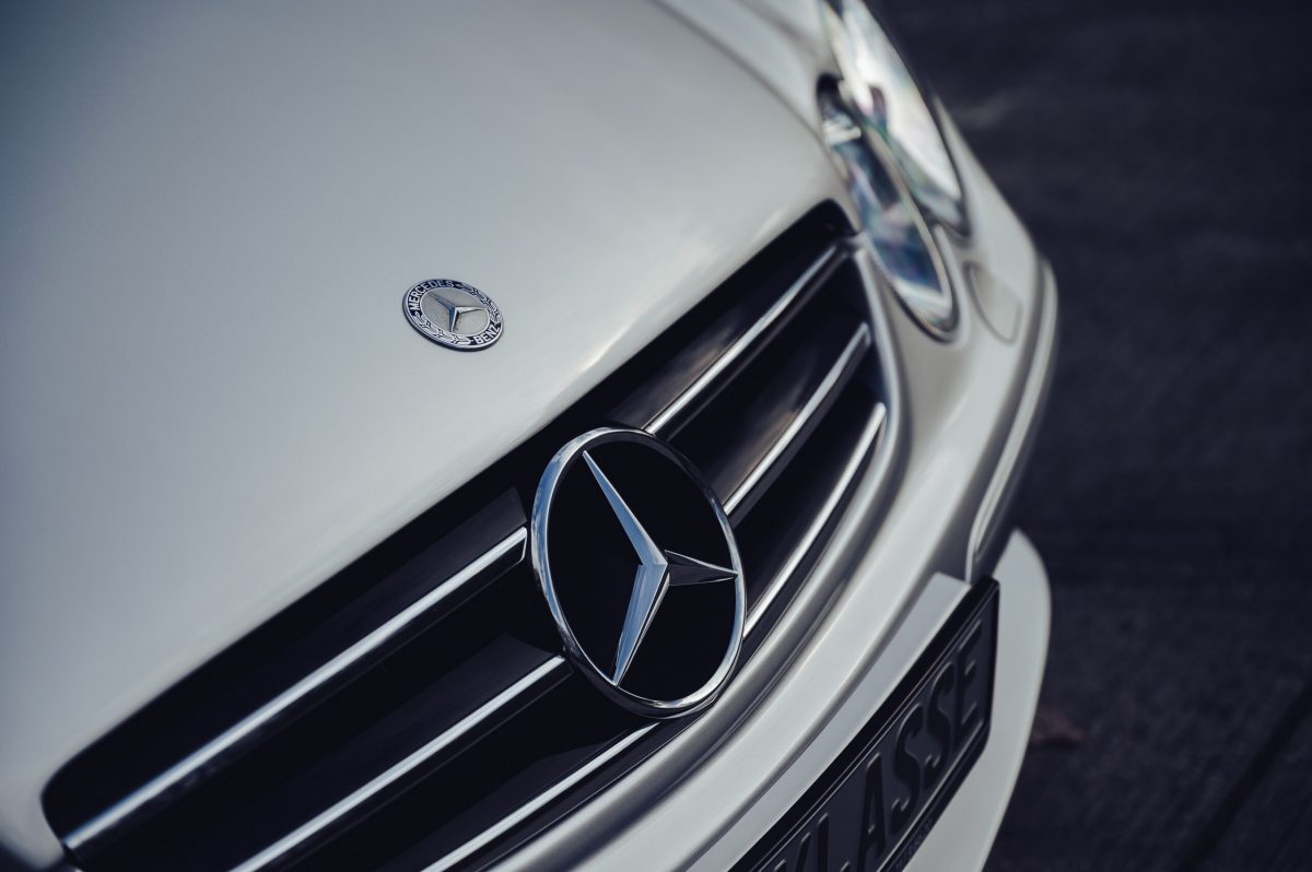 Безумство від AMG: рідкісний кабріолет Mercedes CLK DTM з мінімальним пробігом оцінили у $650 000 - фото 5