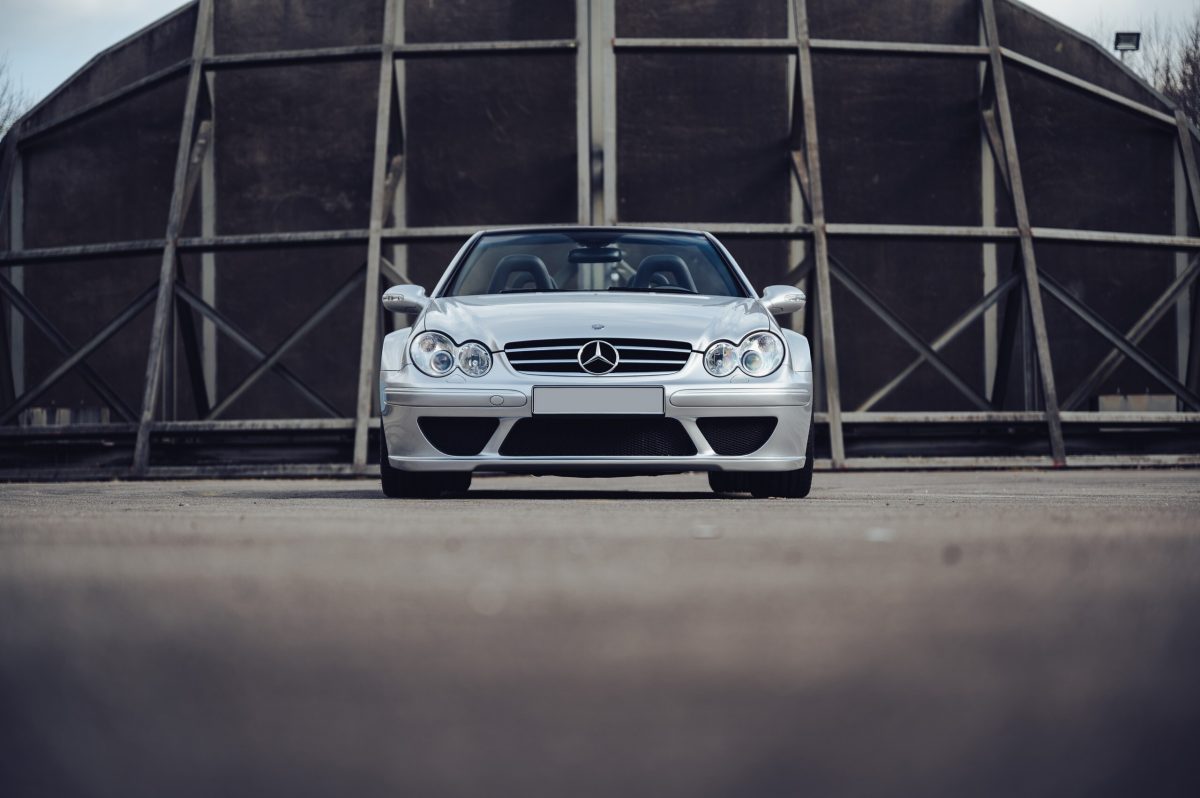 Безумство від AMG: рідкісний кабріолет Mercedes CLK DTM з мінімальним пробігом оцінили у $650 000 - фото 6