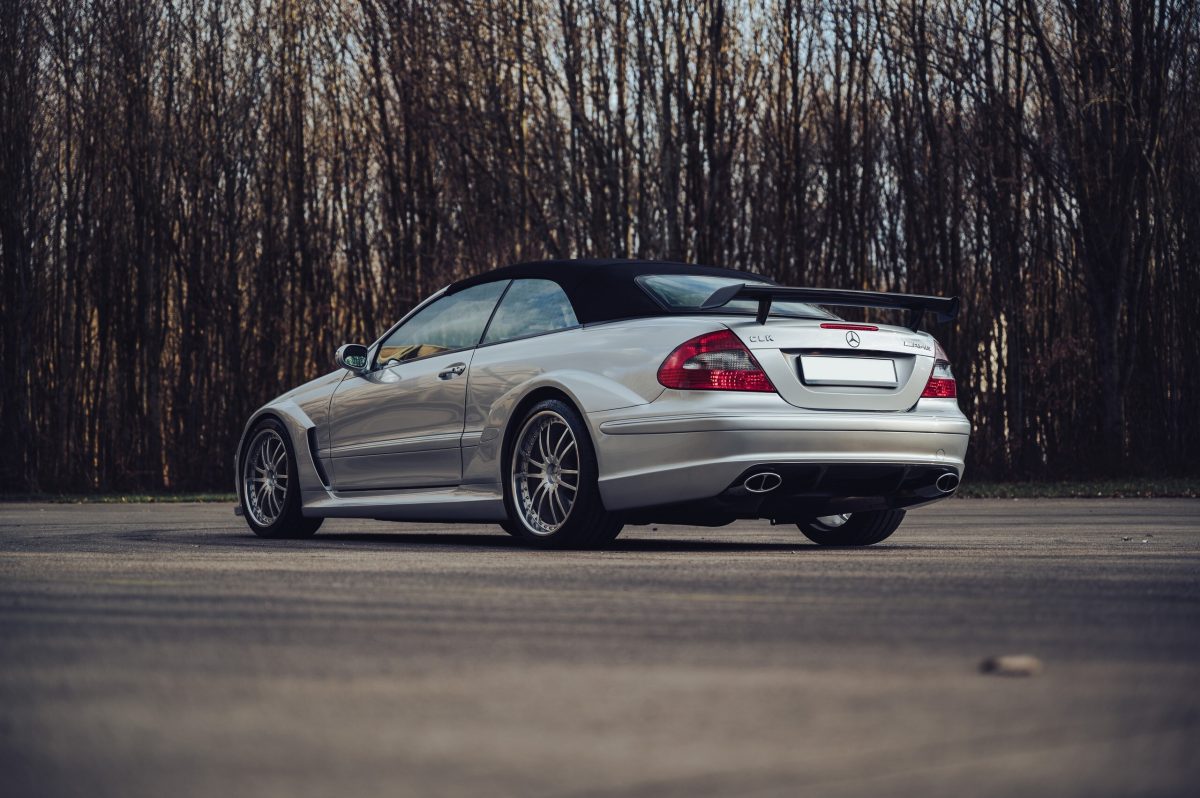 Безумство від AMG: рідкісний кабріолет Mercedes CLK DTM з мінімальним пробігом оцінили у $650 000 - фото 8