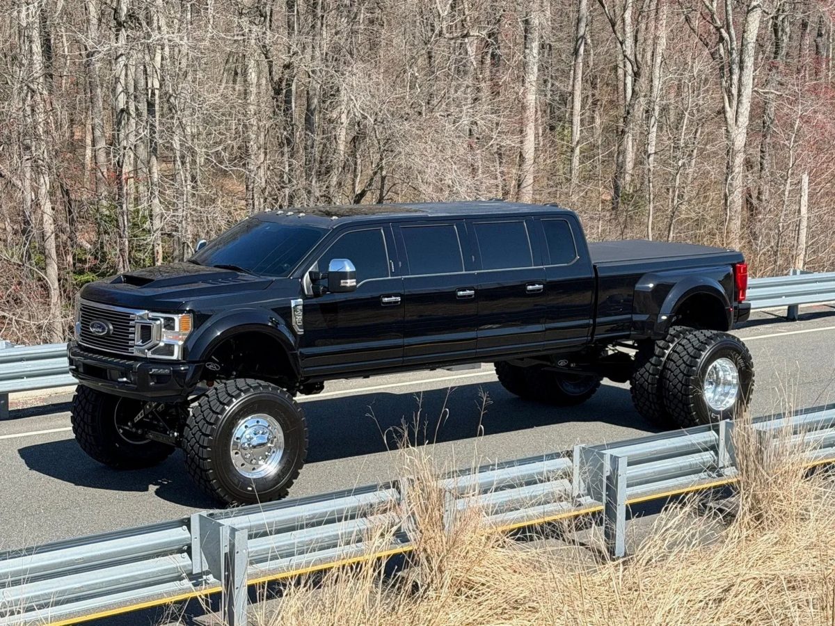 Шестидверний Ford F-450 на 11 місць: божевільний пікап, який продали за $400 000 - фото 1