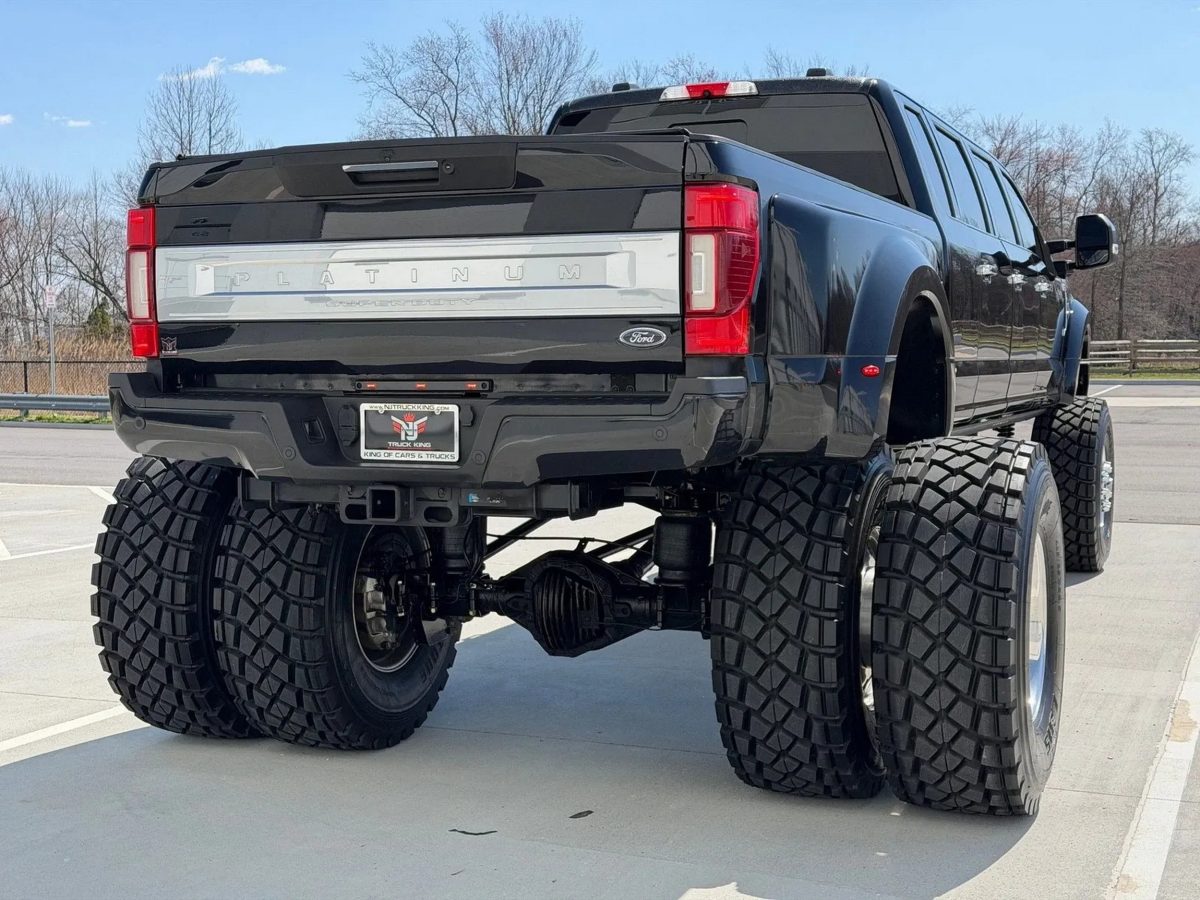 Шестидверний Ford F-450 на 11 місць: божевільний пікап, який продали за $400 000 - фото 7