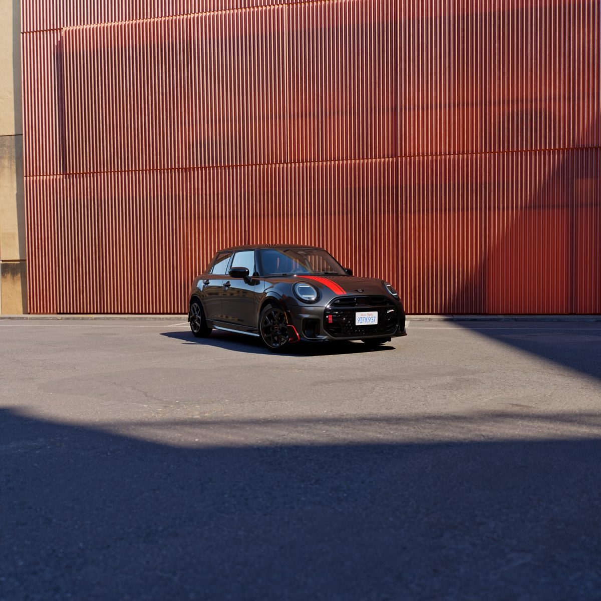 Mini представила ексклюзивну спецверсію Cooper S 4-Door Red Line Edition - фото 3