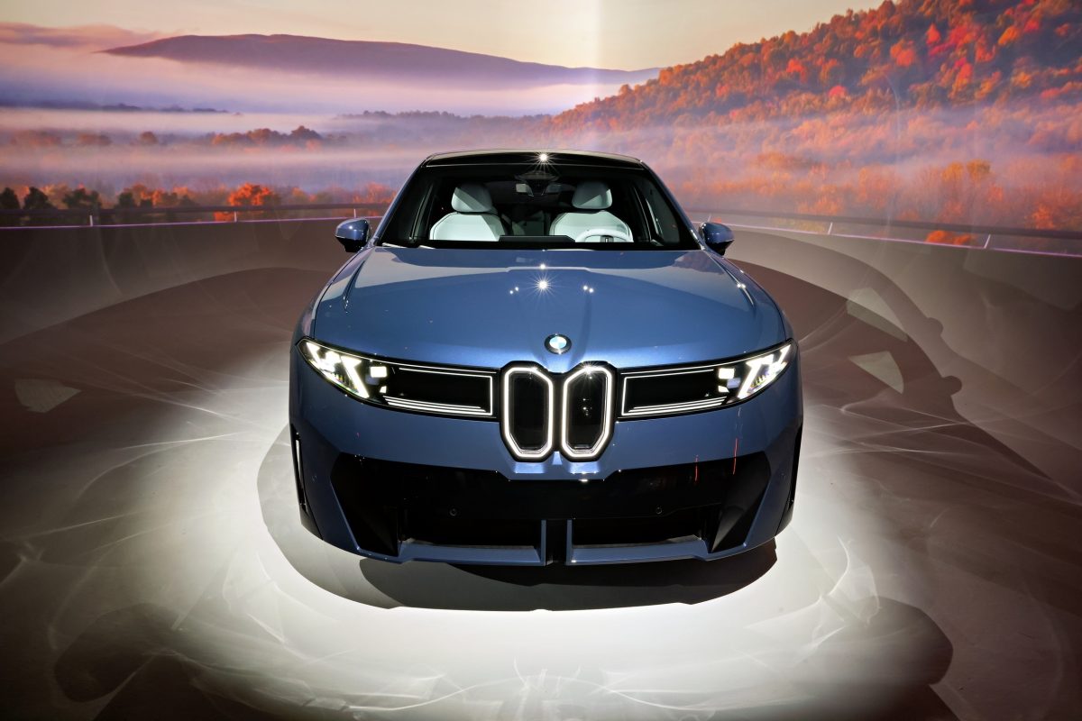 BMW припиняє продажі електрокросовера iX у США: на заміну приходить новий iX3 - фото 2