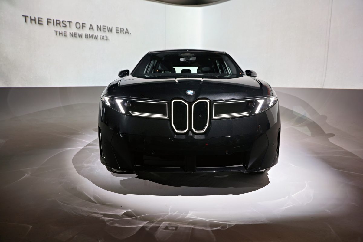 BMW припиняє продажі електрокросовера iX у США: на заміну приходить новий iX3 - фото 4