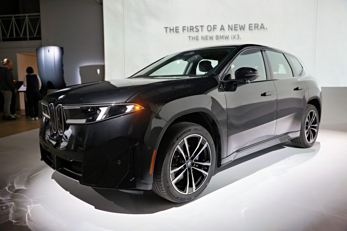 BMW припиняє продажі електрокросовера iX у США: на заміну приходить новий iX3 - фото 5