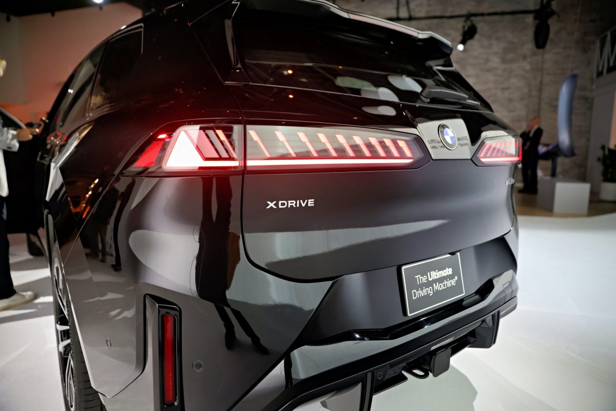 BMW припиняє продажі електрокросовера iX у США: на заміну приходить новий iX3 - фото 7