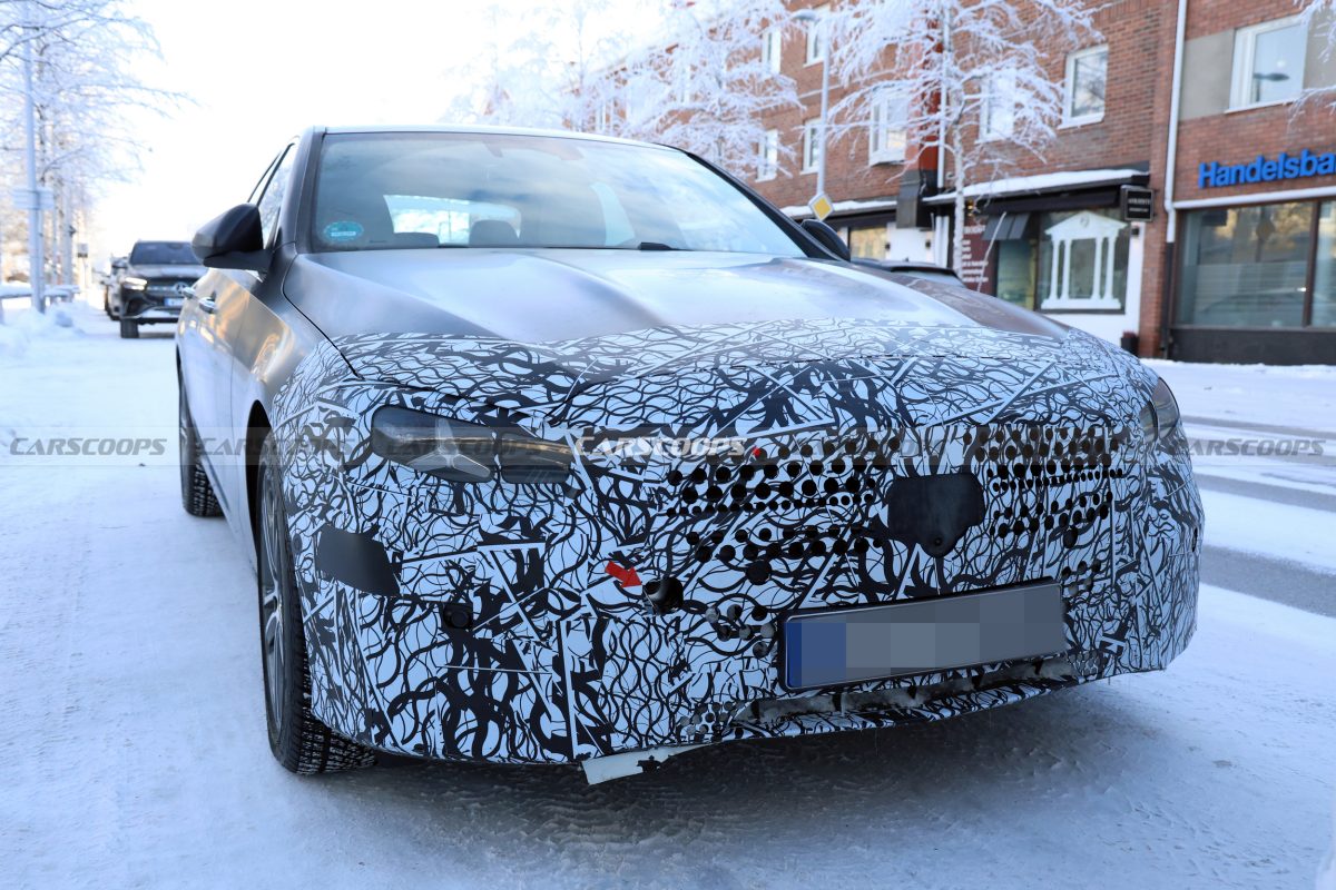 Зірковий дизайн та потужні двигуни: розсекречено оновлений Mercedes C-Class перед літнім дебютом - фото 3