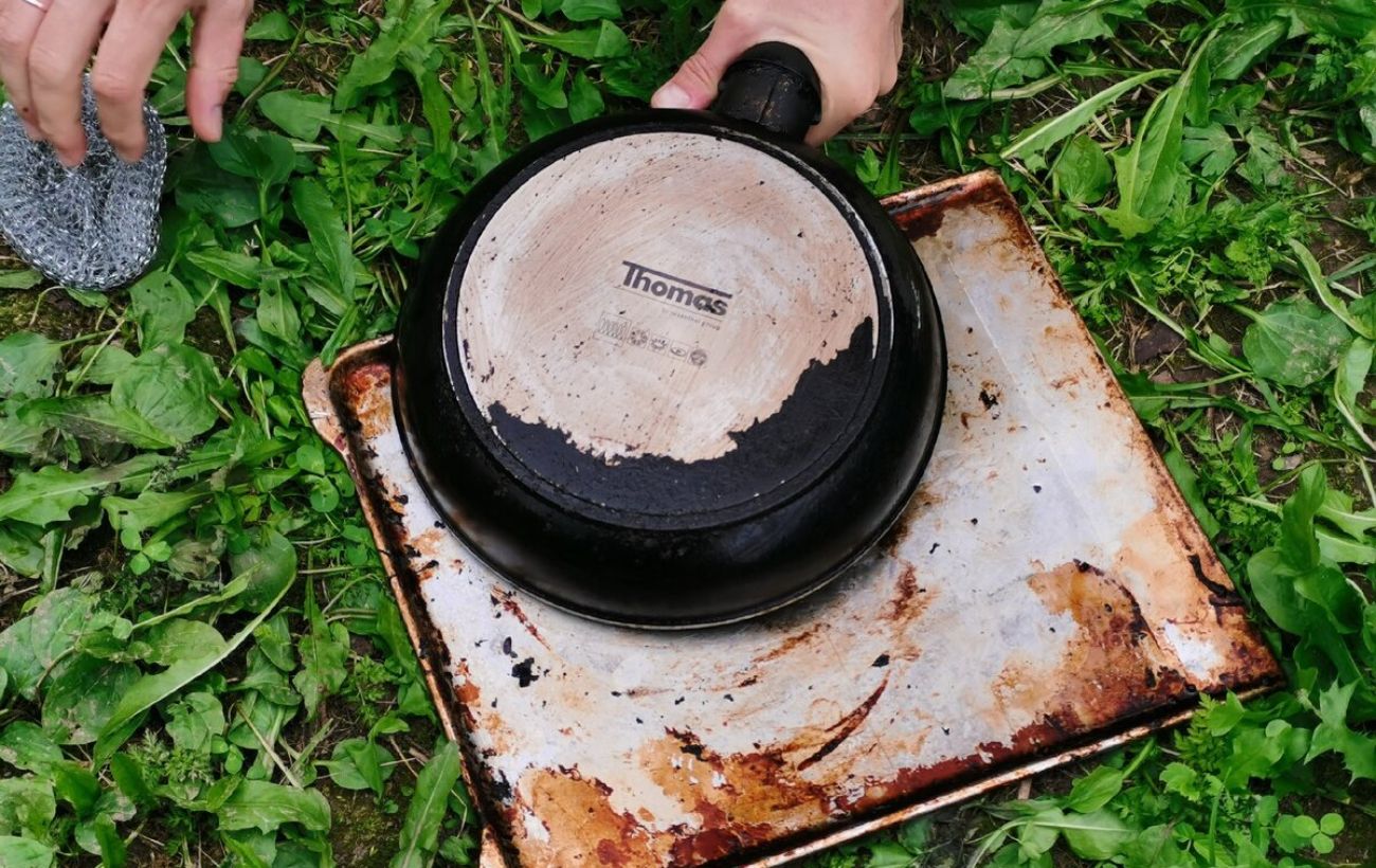 Як очистити сковорідку від нагару. Фото: скріншот з YouTube