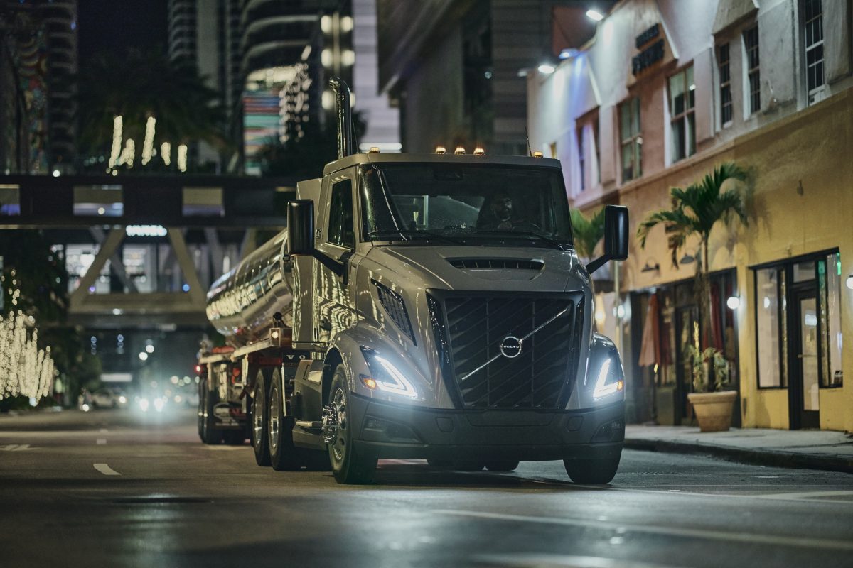 У Каліфорнії 13 000 далекобійників втратили ліцензії: як конфлікт влади б'є по логістиці - фото 1