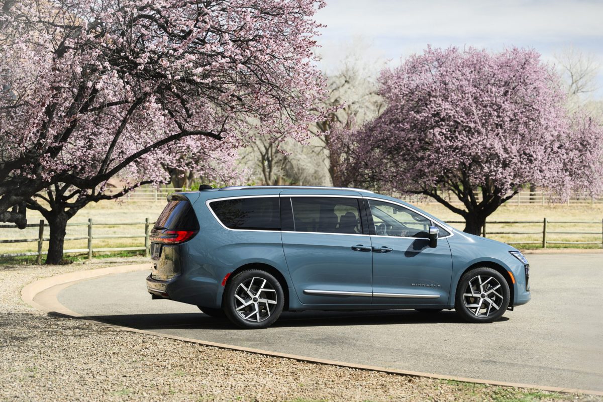 Chrysler Pacifica 2027: легкий рестайлінг замість революції після дев'яти років на ринку - фото 4