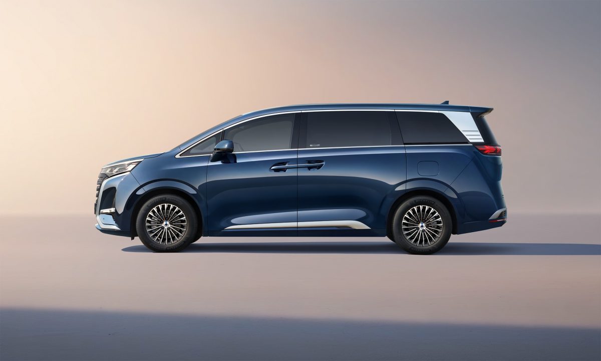 BYD офіційно виводить свій преміальний бренд Denza на ринок Європи - фото 7