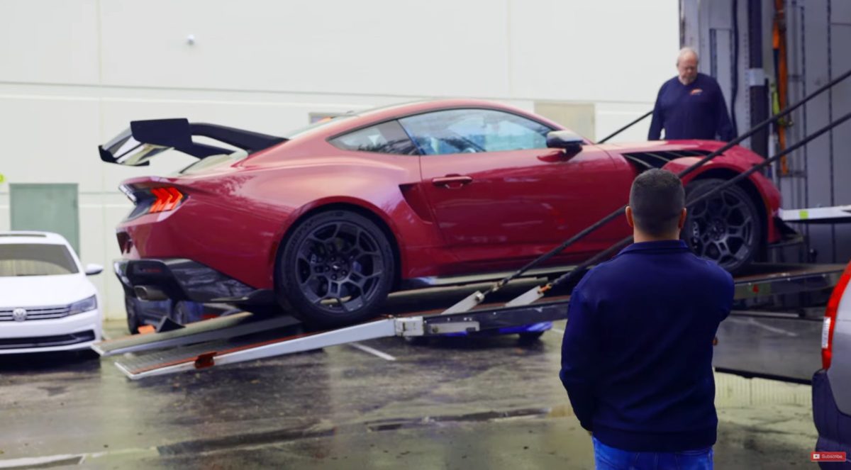 Власник екстремального Ford Mustang GTD пофарбував авто в колір Porsche заради тролінгу - фото 5