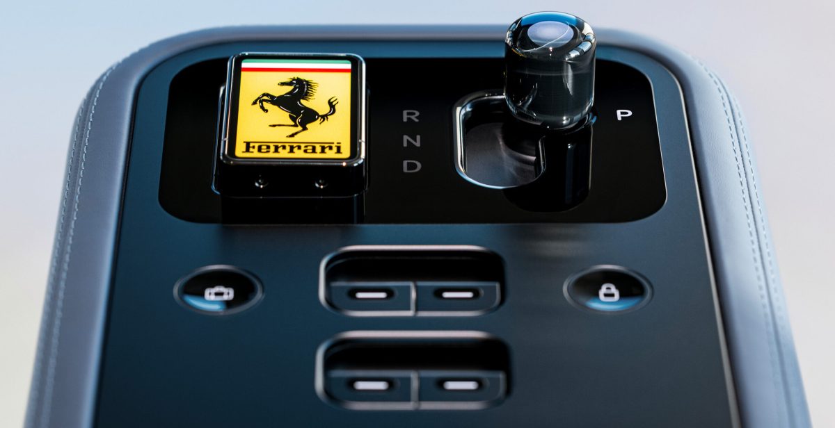 Перший електромобіль Ferrari отримав інтер'єр від дизайнера Apple: чому Джоні Айв проти великих екранів - фото 2