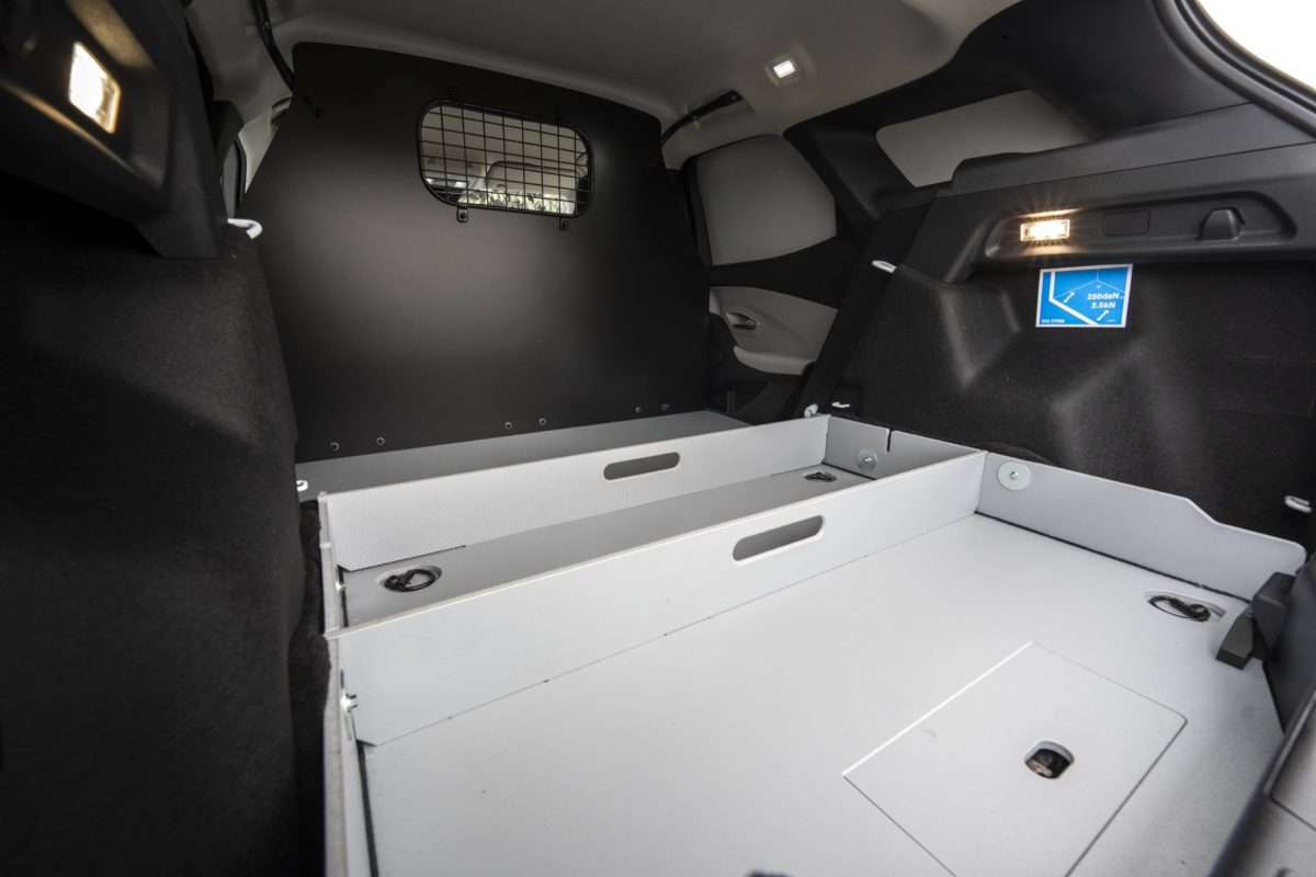 Електричний Ford Explorer перетворили на брутальний комерційний фургон для Європи - фото 1