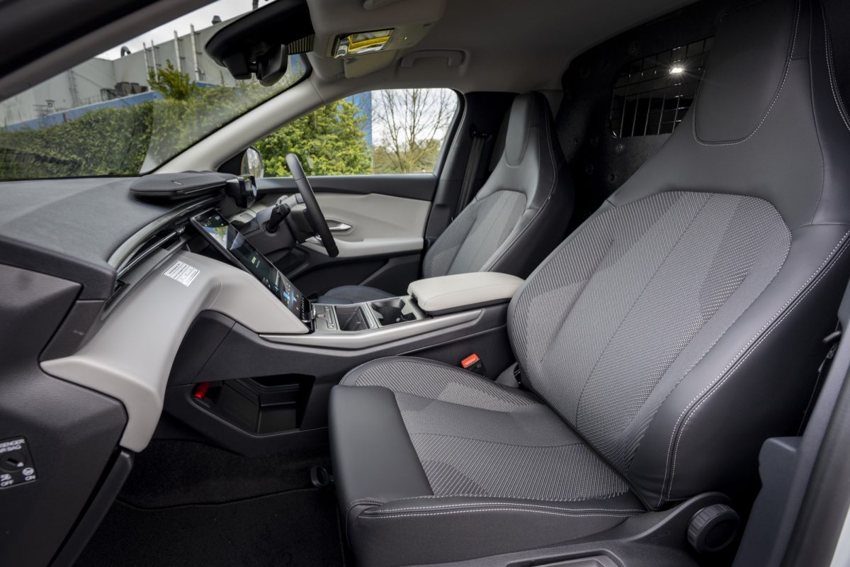 Електричний Ford Explorer перетворили на брутальний комерційний фургон для Європи - фото 7