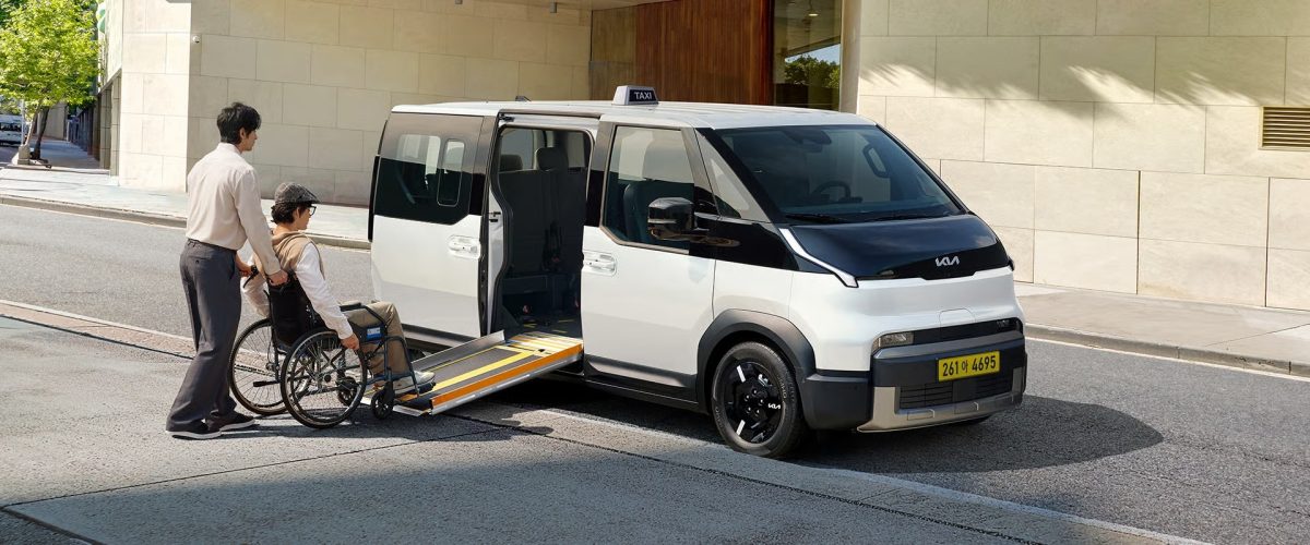 Електричне таксі майбутнього: Kia показала інклюзивний концепт PV5 WAV у Нью-Йорку - фото 1