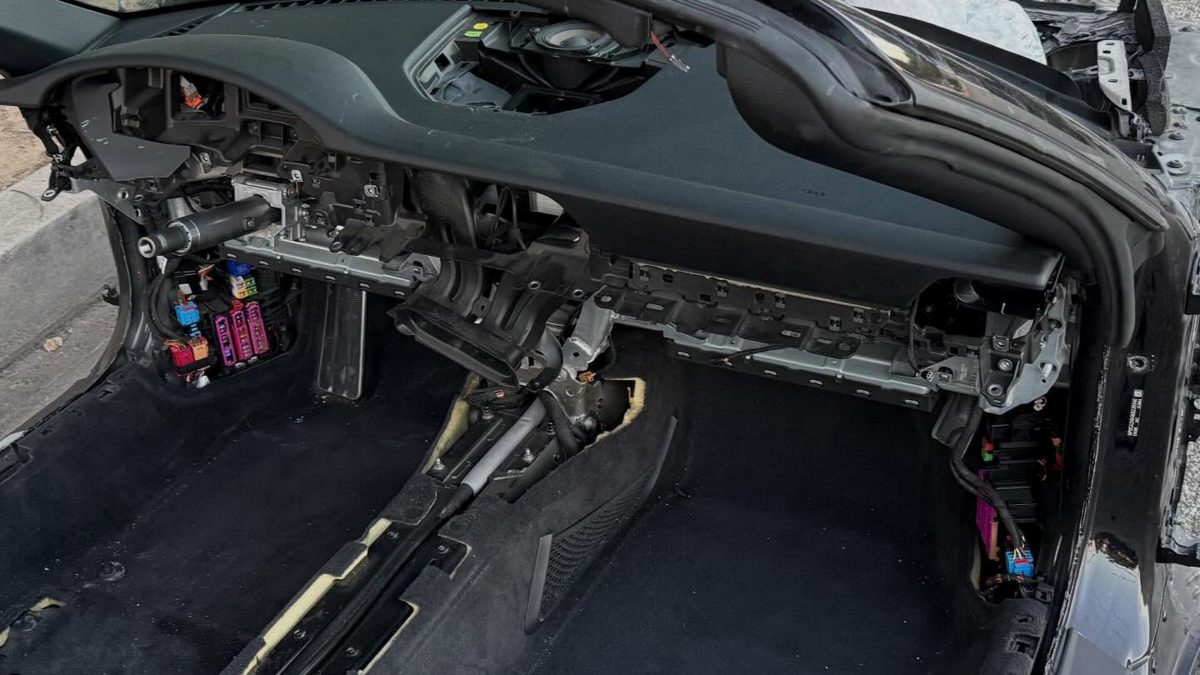 Викрадачі розібрали Porsche 911 Carrera до гвинтика: у Лос-Анджелесі знайшли лише голий кузов - фото 2