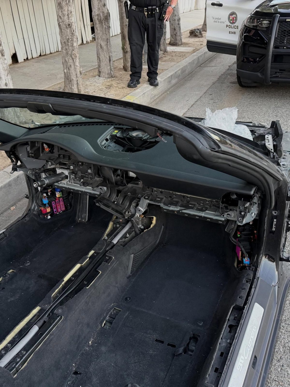 Викрадачі розібрали Porsche 911 Carrera до гвинтика: у Лос-Анджелесі знайшли лише голий кузов - фото 7