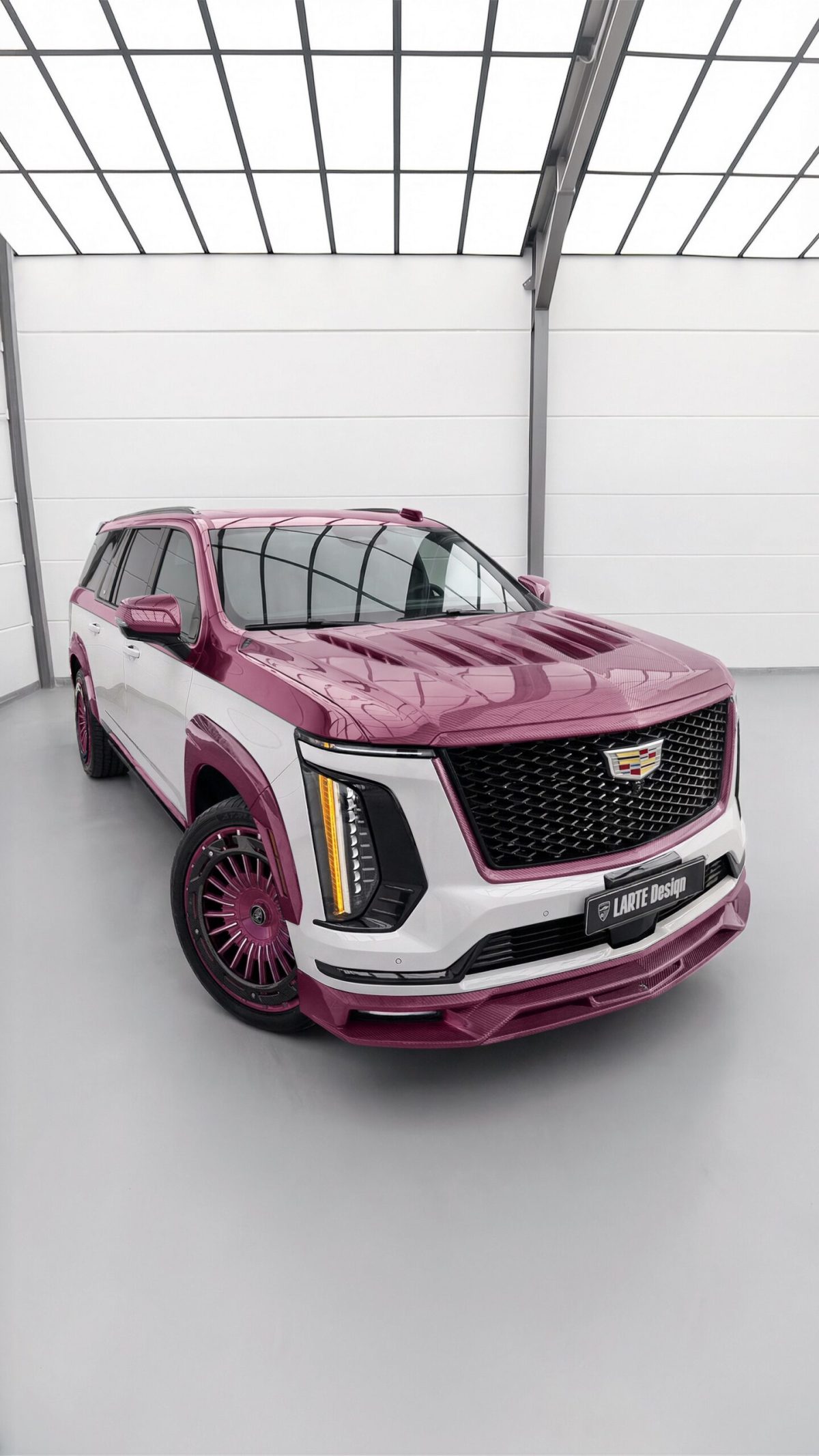 Епатажний дизайн: Cadillac Escalade отримав обвіс із рожевого карбону від Larte Design - фото 6