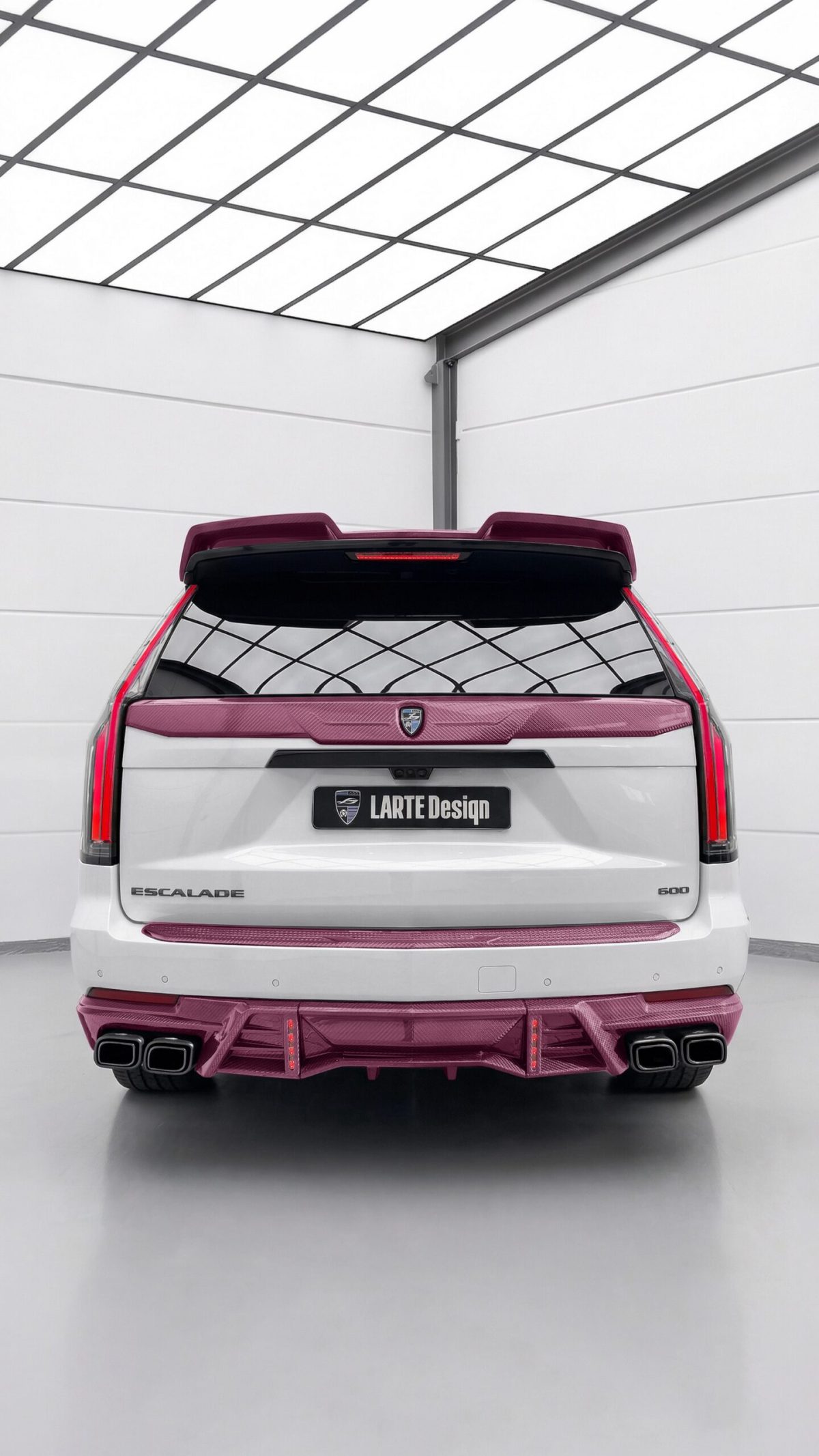 Епатажний дизайн: Cadillac Escalade отримав обвіс із рожевого карбону від Larte Design - фото 7