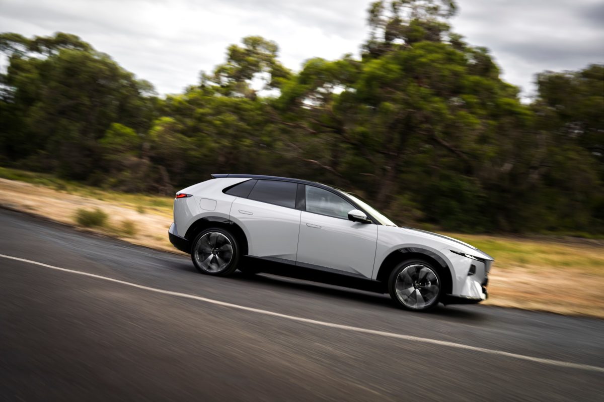 Mazda виводить на глобальний ринок новий електрокросовер CX-6e: дешевше за Tesla Model Y - фото 6