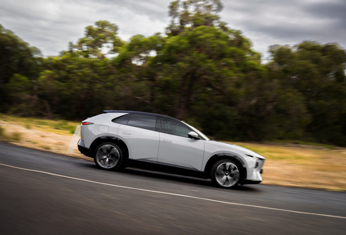 Mazda виводить на глобальний ринок новий електрокросовер CX-6e: дешевше за Tesla Model Y - фото 7