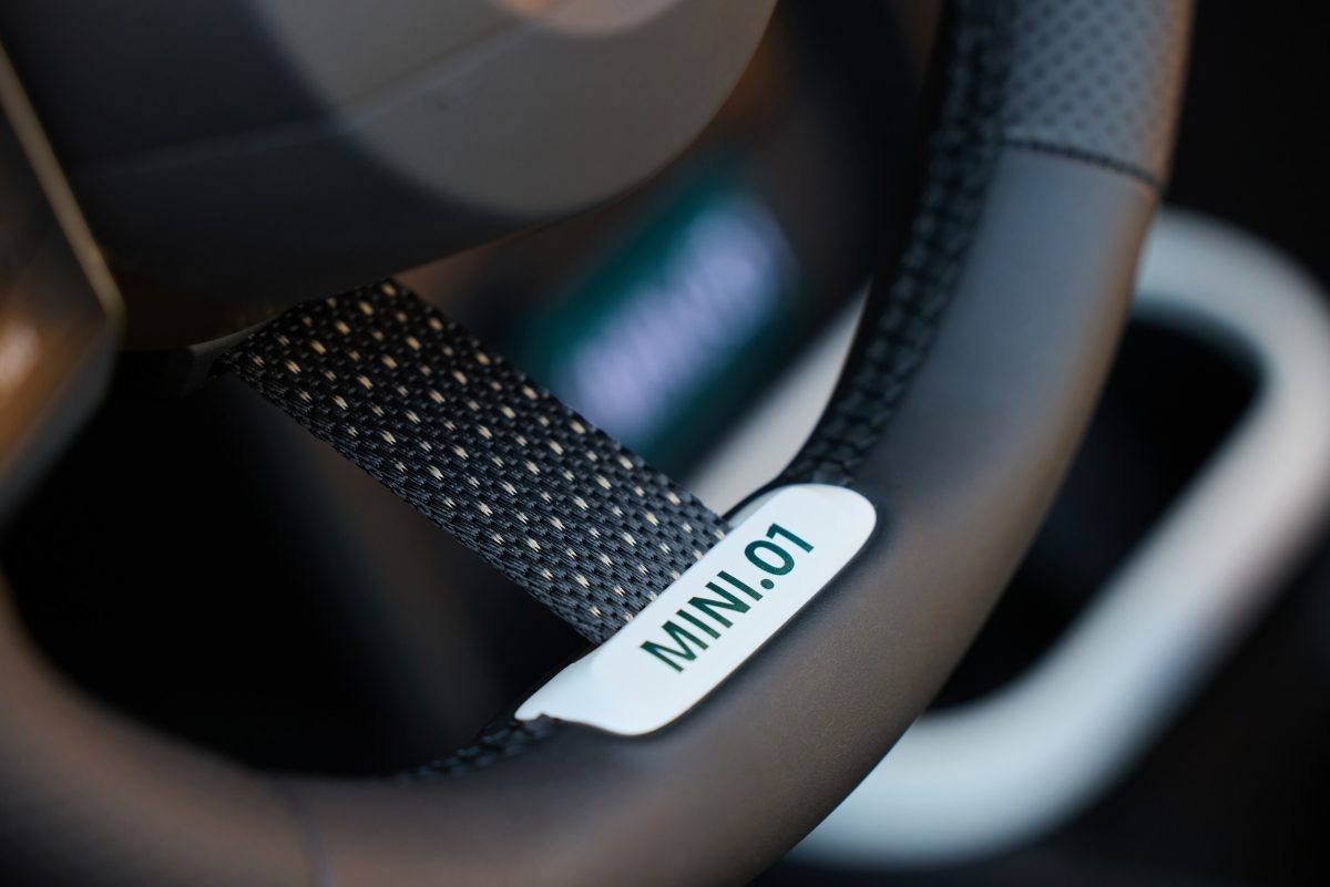 Ексклюзив для одного: Mini представила унікальний кабріолет JCW з двоколірним кузовом - фото 5