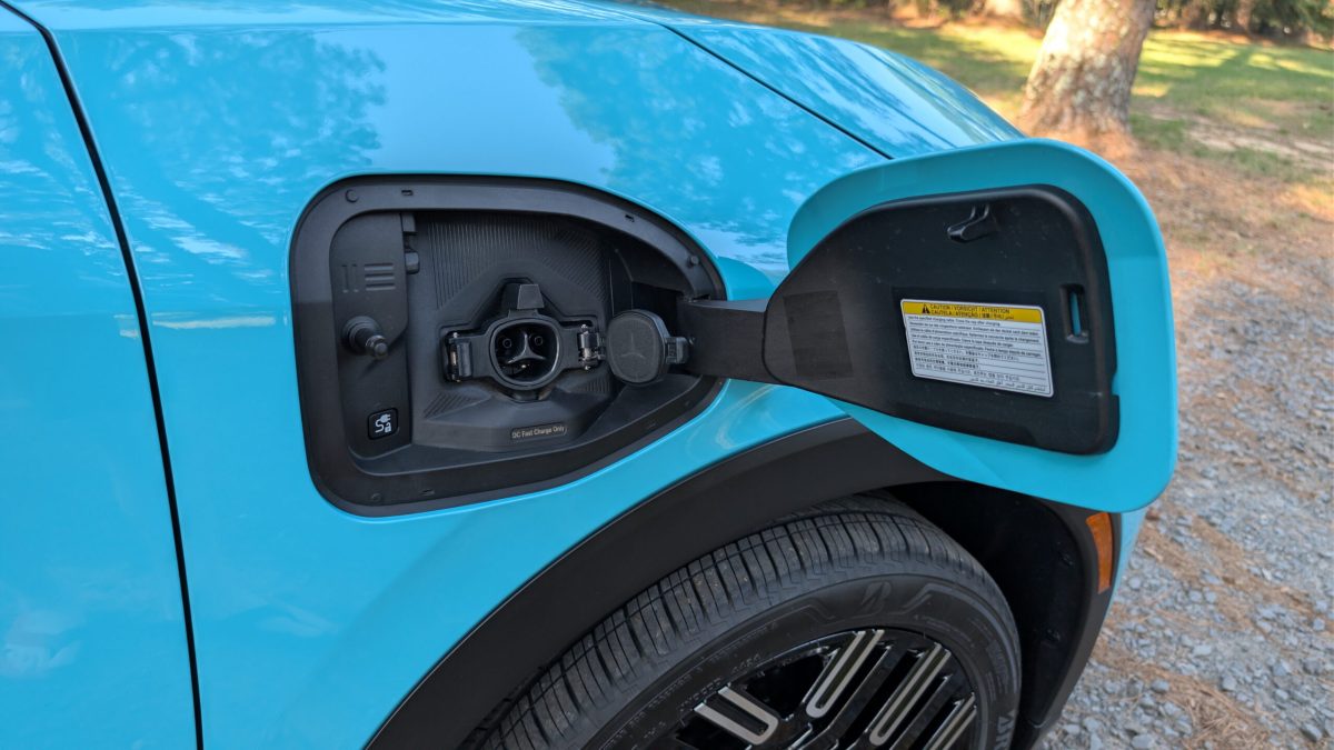 Небезпека пожежі: Nissan відкликає нові Leaf та радить паркувати їх на вулиці - фото 1