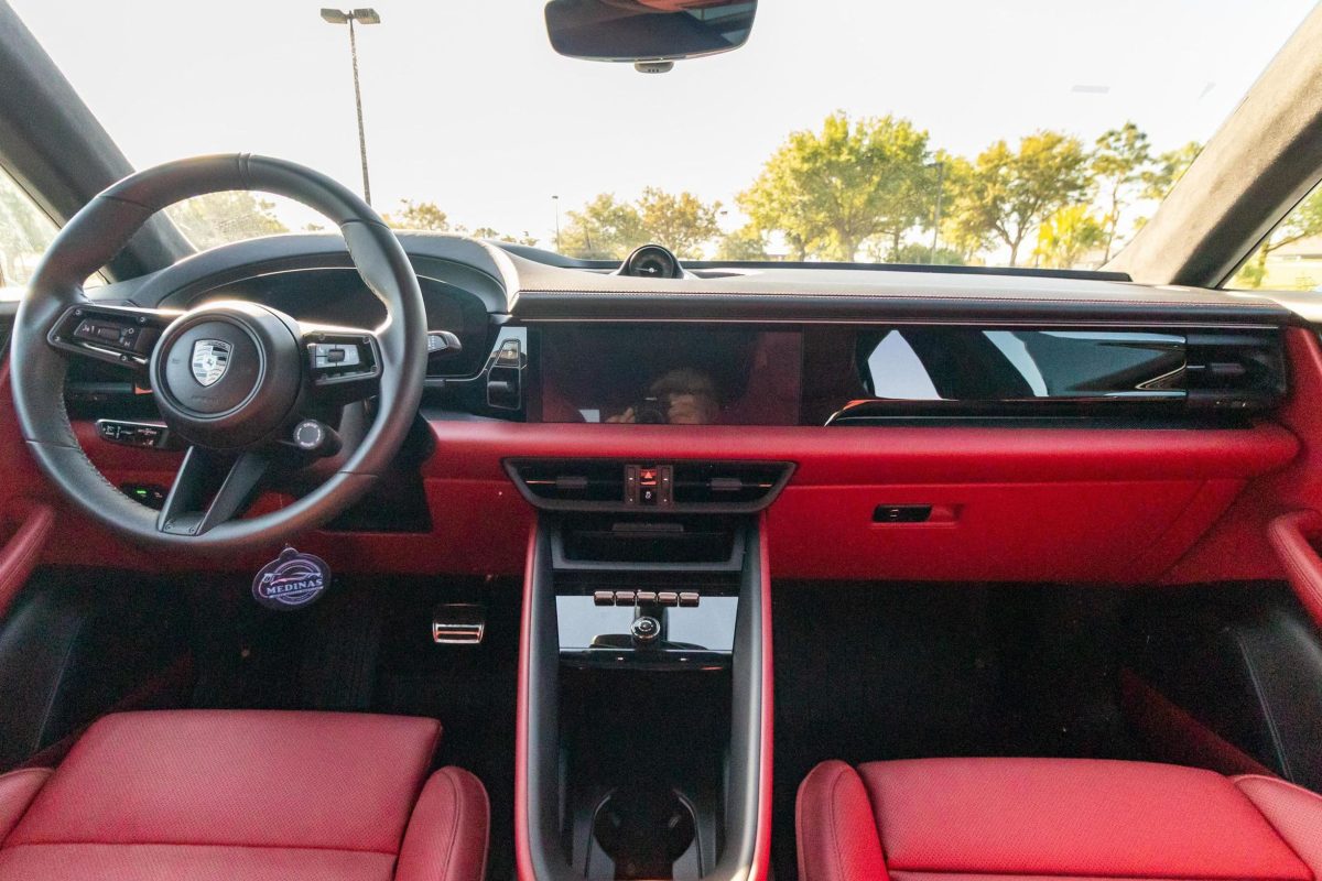 Хайп проти реальності: майже новий Porsche Macan Electric не змогли продати на аукціоні зі знижкою у $33 тисячі - фото 1