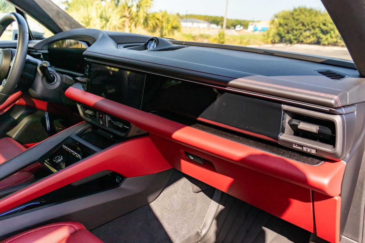 Хайп проти реальності: майже новий Porsche Macan Electric не змогли продати на аукціоні зі знижкою у $33 тисячі - фото 3