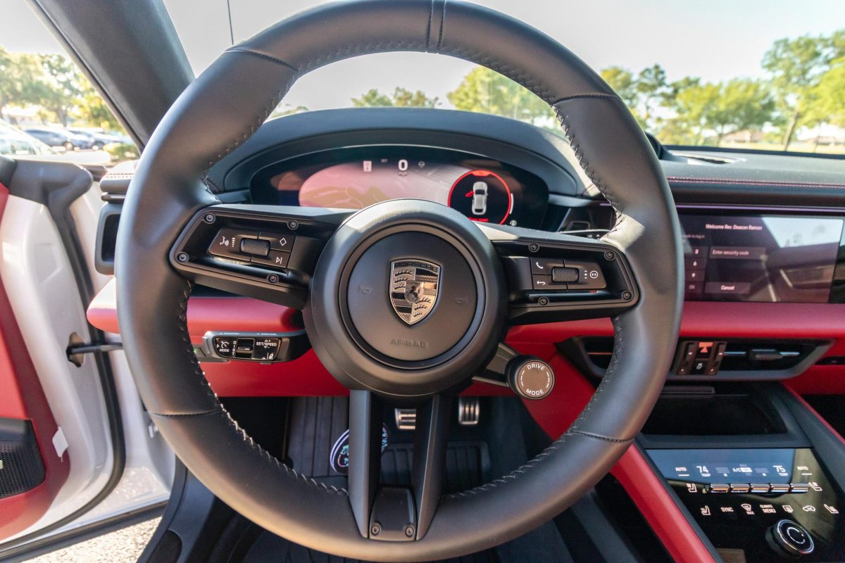 Хайп проти реальності: майже новий Porsche Macan Electric не змогли продати на аукціоні зі знижкою у $33 тисячі - фото 4