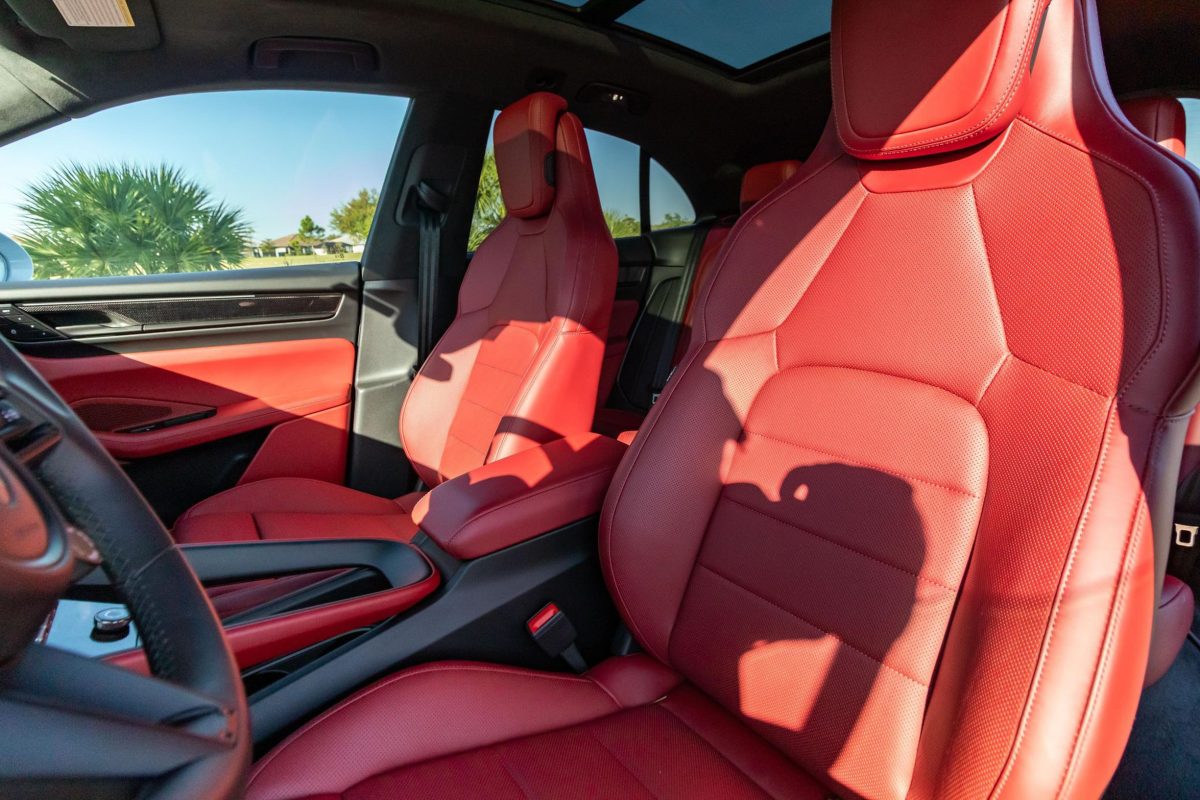 Хайп проти реальності: майже новий Porsche Macan Electric не змогли продати на аукціоні зі знижкою у $33 тисячі - фото 7