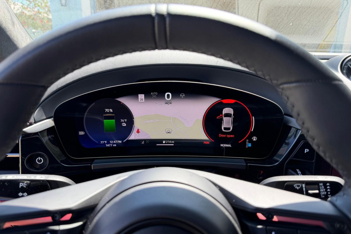 Хайп проти реальності: майже новий Porsche Macan Electric не змогли продати на аукціоні зі знижкою у $33 тисячі - фото 5