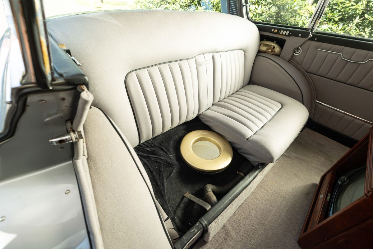 Унітаз під сидінням: китайський автовиробник Seres запатентував незвичну опцію - фото 4