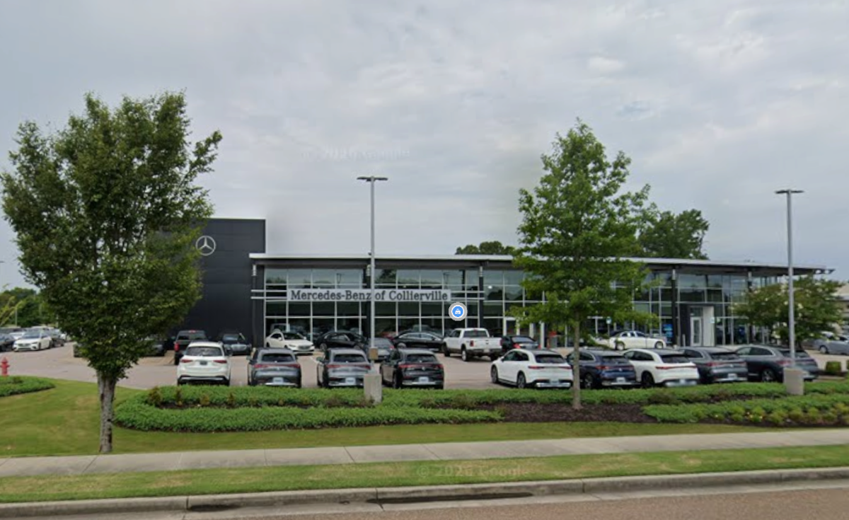 Працівник автосалону Mercedes влаштував нічний вояж по барах на машині клієнтки - фото 1