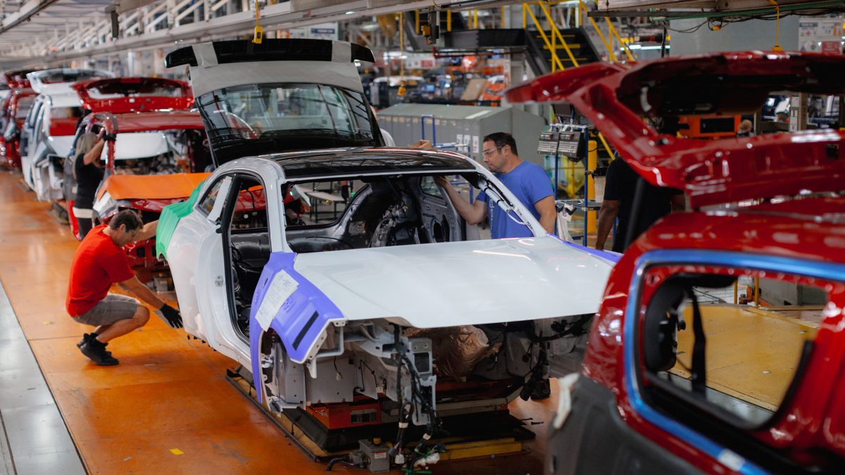 Від скорочень до розширення: Stellantis збільшує штат на 10 тисяч працівників - фото 1