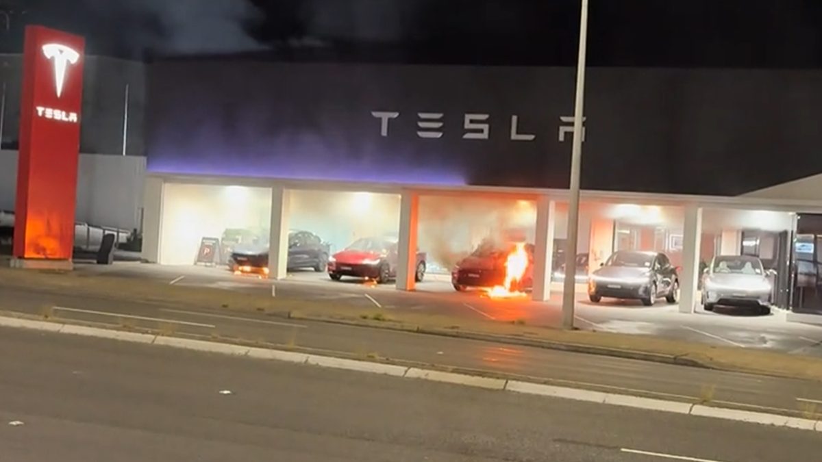 В Австралії невідомі спалили автосалон Tesla: знищено кілька електромобілів - фото 1