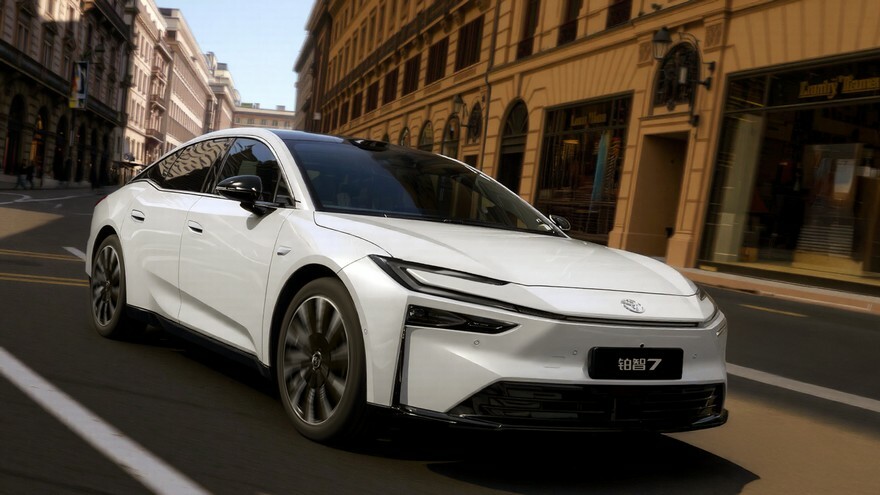 Новий електроседан Toyota bZ7 викликав ажіотаж: 3100 замовлень за першу годину продажів - фото 2