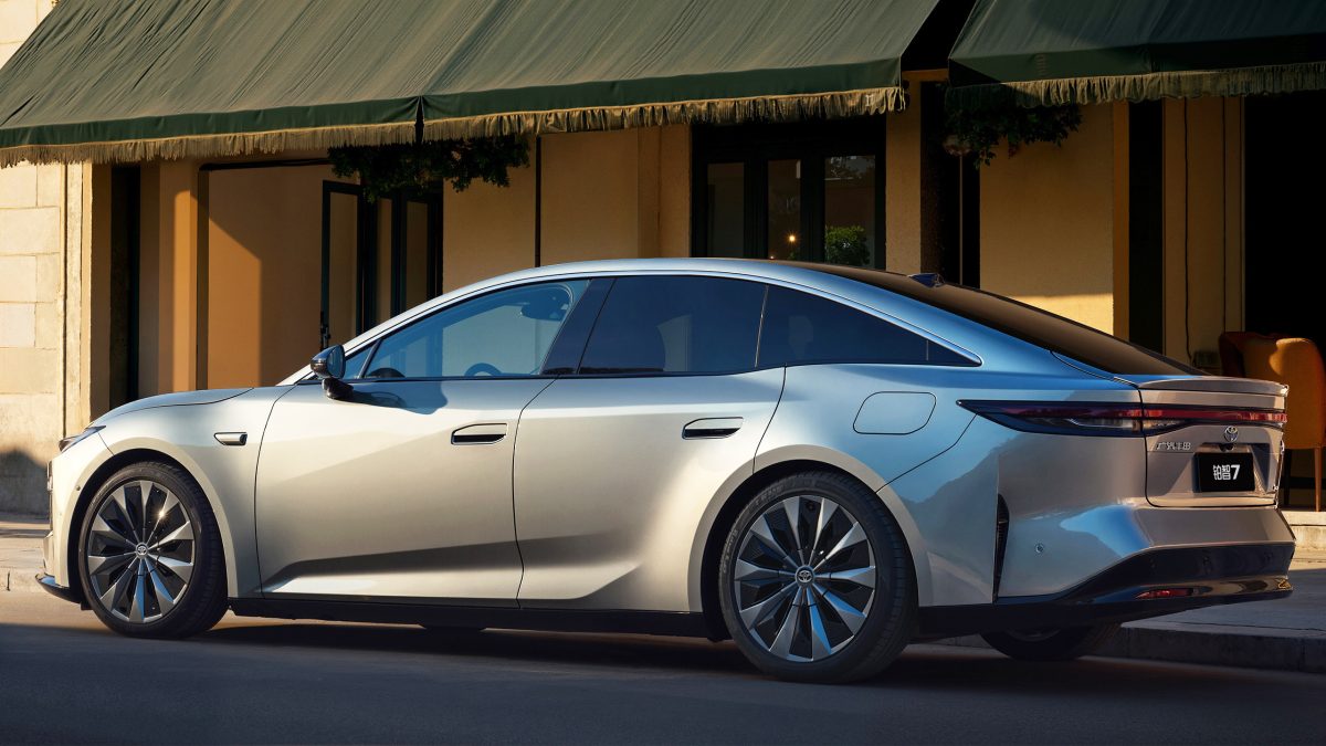 Новий електроседан Toyota bZ7 викликав ажіотаж: 3100 замовлень за першу годину продажів - фото 6