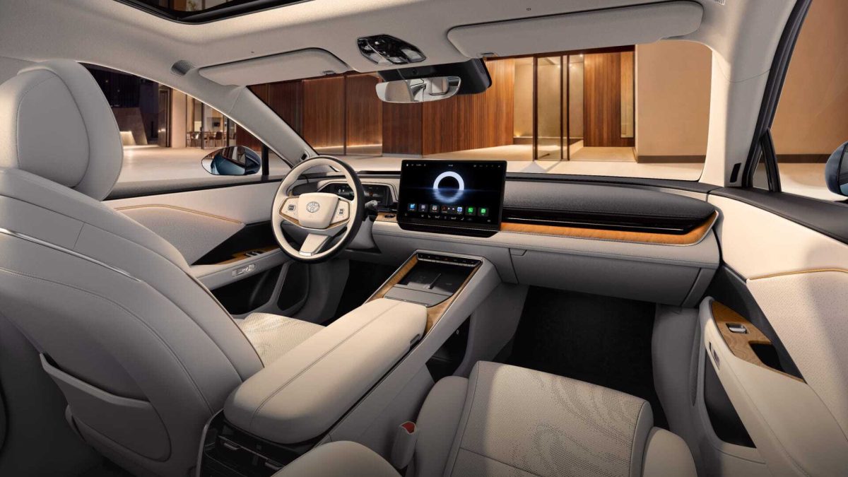 Більша за Tesla Model S, дешевша за Model 3: Toyota вразила ринок новим електроседаном bZ7 - фото 2