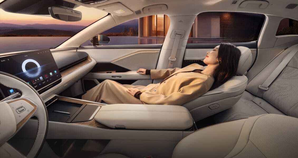 Більша за Tesla Model S, дешевша за Model 3: Toyota вразила ринок новим електроседаном bZ7 - фото 4