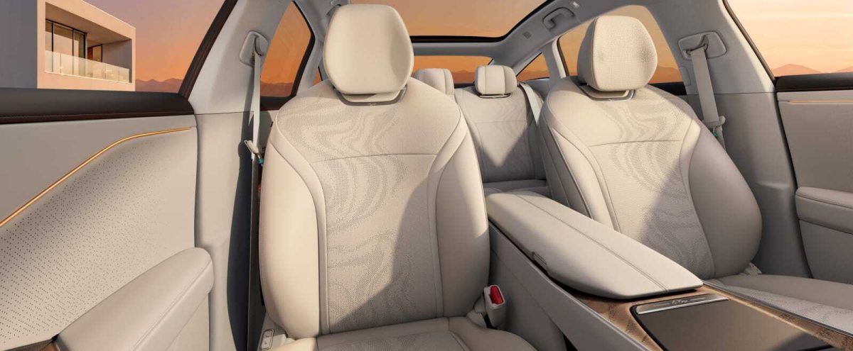 Більша за Tesla Model S, дешевша за Model 3: Toyota вразила ринок новим електроседаном bZ7 - фото 7