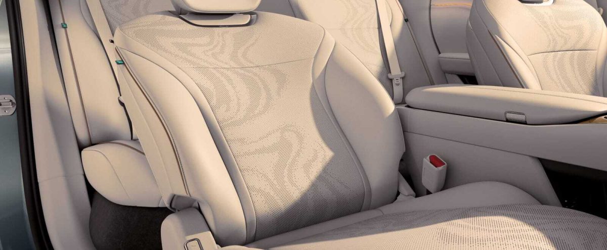 Більша за Tesla Model S, дешевша за Model 3: Toyota вразила ринок новим електроседаном bZ7 - фото 8