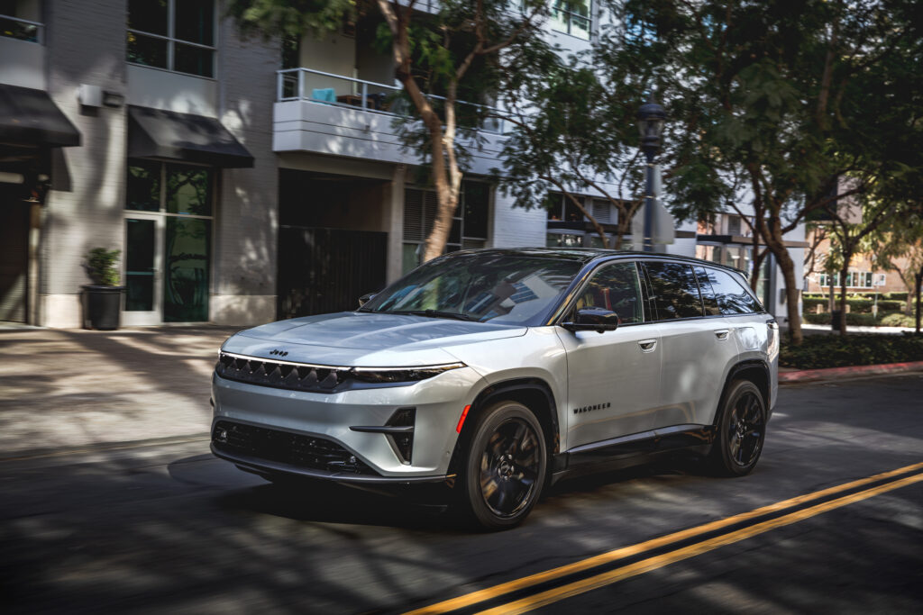 Продажі електромобіля Jeep Wagoneer S обвалилися на 90%, тоді як традиційні моделі Stellantis йдуть вгору - фото 3