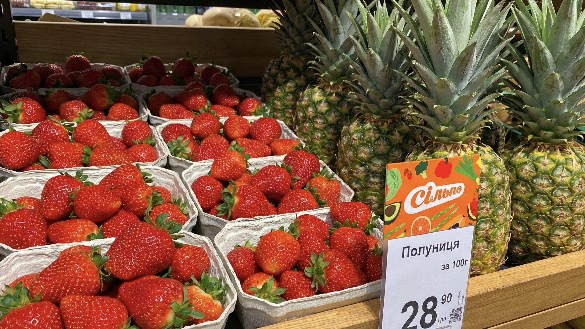 Господині розповіли, як на ринку перевірити на якість ранню полуницю. Фото: Добрі новини 