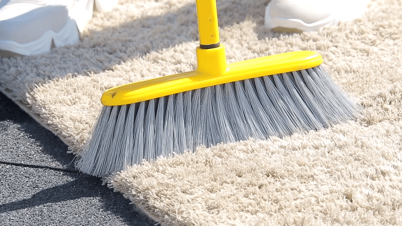 Господині розповіли, навіщо виносити килим із кімнати на сонце. Фото: YouTube 36i6 TV