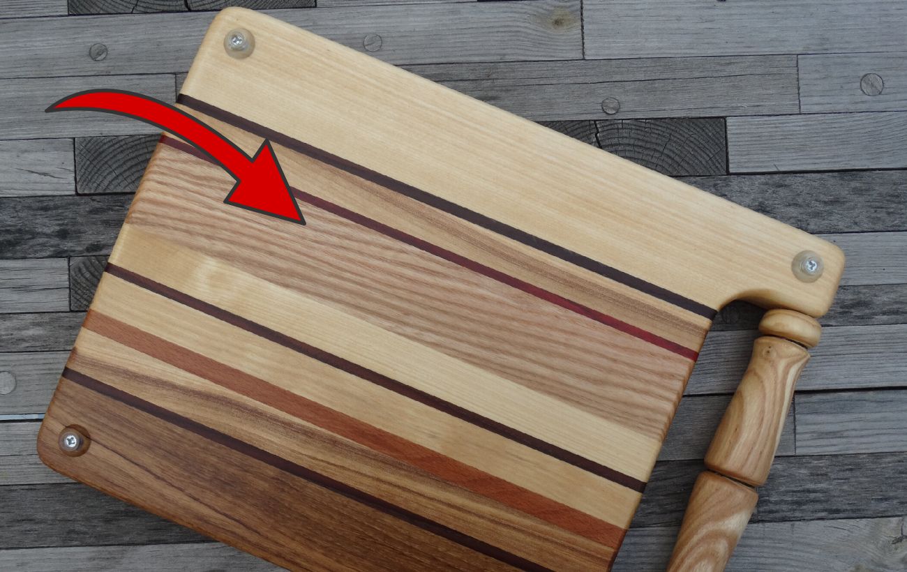 Господині розповіли, чому краще відмовитися від скляних дощечок на кухні. Фото: скріншот з відео 