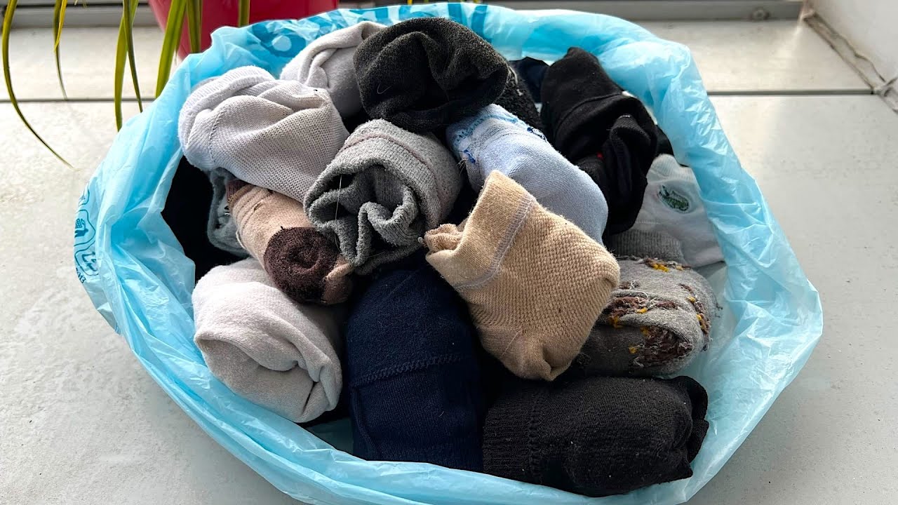 Господині розповіли лайфхаки, де можна використовувати діряві шкарпетки. Фото: скріншот з відео 