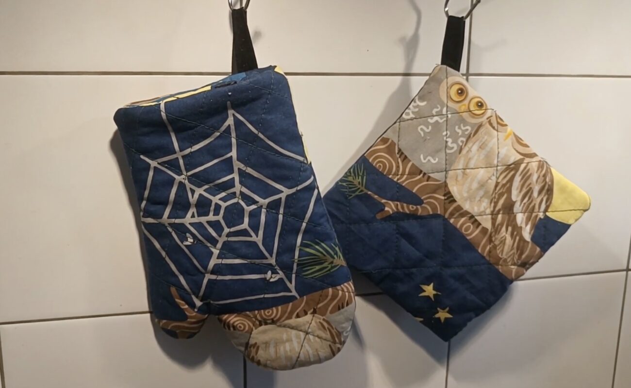 Господині розповіли, як привести до ладу брудні кухонні прихватки. Фото: скріншот з відео